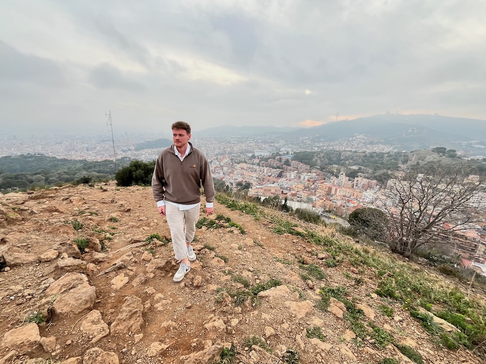 České lněné oblečení nad Barcelónou